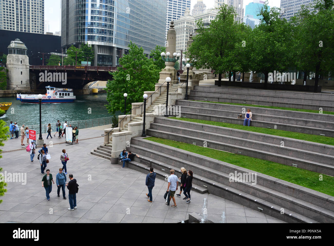 Le coin terrasse sur la rivière Chicago menant de East Wacker Drive vers le bas pour le Vietnam Memorial Plaza sur le Riverwalk. Banque D'Images