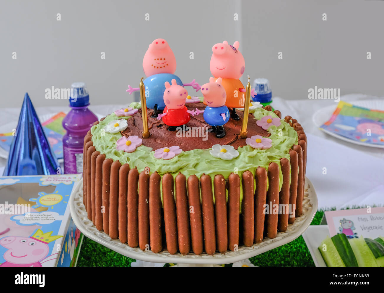 Essex Angleterre Royaume Uni 13 Avril 17 Peppa Pig Chocolat Gateau D Anniversaire Pour Enfants Photo Stock Alamy Essex Angleterre Royaume Uni 13 Avril 17 Peppa Pig Chocolat Gateau D Anniversaire Pour Enfants Photo Stock Alamy
