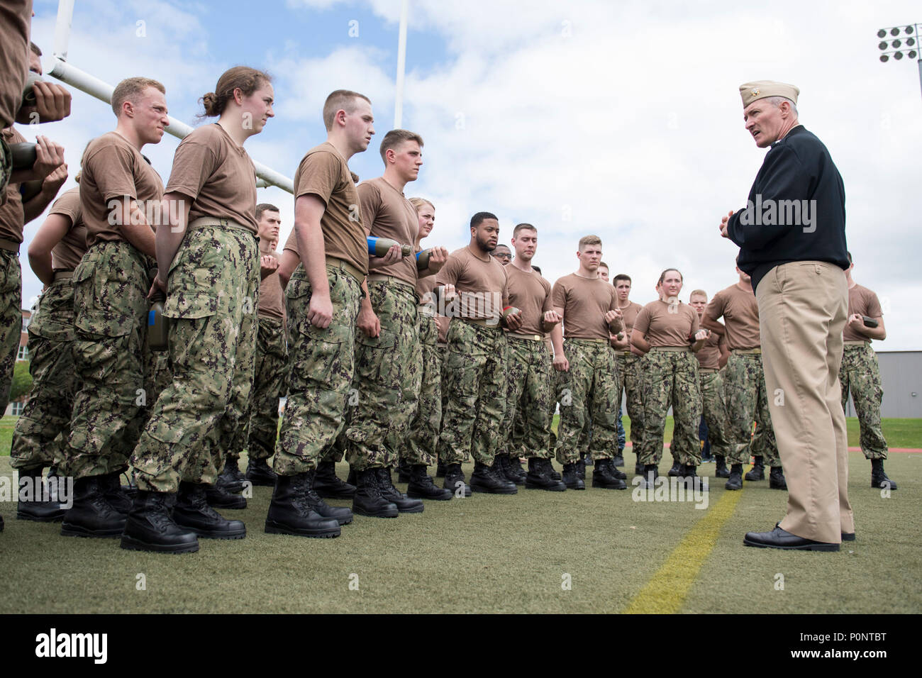 180606-N-UP035-0305, NEWPORT R.I. (6 juin 2018) Arrière Adm. Mike Bernacchi, Commandant, Commandement de l'instruction du Service naval, parle avec les aspirants de marine ROTC lors d'essais en mer à la Station Navale de Newport dans le Rhode Island. Les essais en mer est un événement de 10 jours, au cours de laquelle les aspirants doivent effectuer une série de scénarios et de bien démontrer les compétences qu'ils ont développé tout au long de leur formation. (U.S. Photo par marine Spécialiste de la communication de masse 1re classe Mike DiMestico / relâché) Banque D'Images