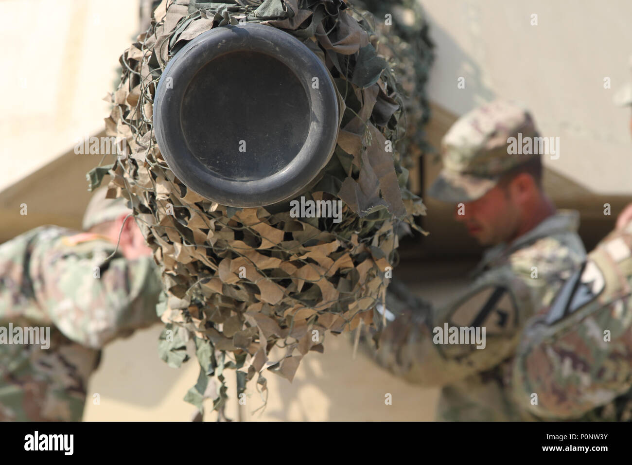 Soldats de la 2e Bataillon, 8e régiment de cavalerie (2-8 CAV), 1st Armored Brigade Combat Team, 1re Division de cavalerie déployée à la proximité Aleksandria Formation pour l'exercice 2018, grève Sabre préparer leurs engins et véhicules pour les événements du jour, 4 juin 2018. L'exercice comprend 18 000 participants de 19 pays différents participant à travers quatre pays d'accueil. (U.S. Photo de la Garde nationale par le sergent. Ron Lee, 382e Détachement des affaires publiques/ 1ère ABCT, 1er CD/libérés) Banque D'Images