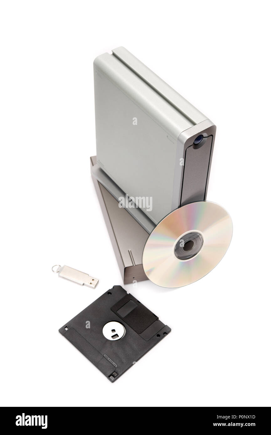 Périphériques de stockage de données sur fond blanc. Focus sélectif. Banque D'Images
