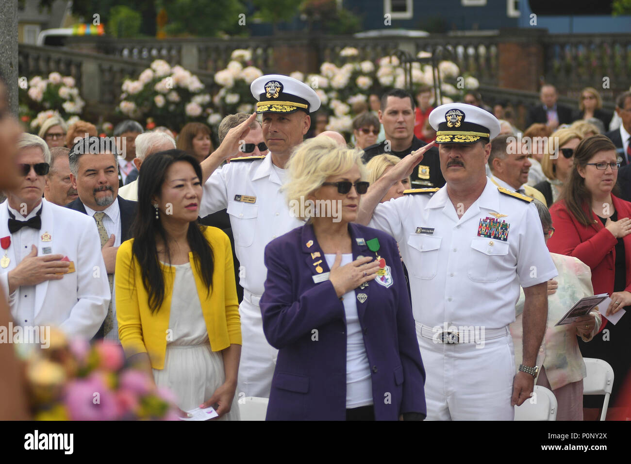 180607-N-VH385-0024 Portland, Oregon (8 juin 2018) Arrière Adm. Darren Johnson (à gauche), commandant adjoint des États-Unis, 3e flotte, et arrière Adm. Gregory Harris, commandant du groupe aéronaval, 11, saluer les couleurs en cours de l'assemblée annuelle de la Flotte royale Semaine Rose Festival Rosarian Knighting honoraire cérémonie. Le festival de Portland et la Fleet Week sont une célébration de la mer avec des services marins, marines, et les membres de la Garde côtière des États-Unis et du Canada faisant de la ville un port d'escale. (U.S. Vidéo de la marine par Mass Communication Specialist 2e classe Wyatt L. Anthony/libérés) Banque D'Images