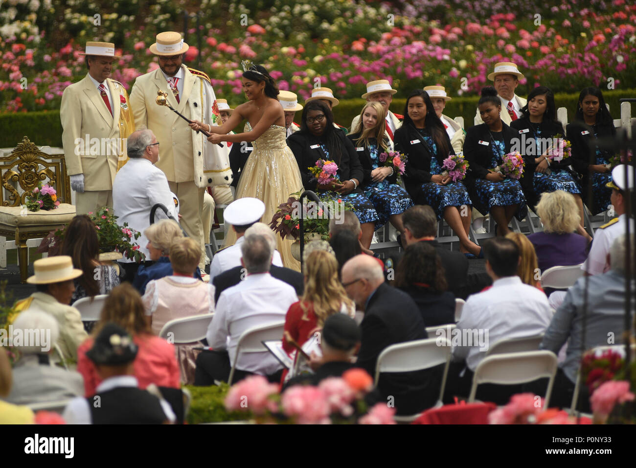 180607-N-VH385-0070 Portland, Oregon (8 juin 2018) Gary Stenberg, commandant, Commodores Seafair Seattle, est anobli comme un Royal Rosarian durant la Semaine annuelle de la Flotte royale Rose Festival Rosarian Knighting honoraire cérémonie. Le festival de Portland et la Fleet Week sont une célébration de la mer avec des services marins, marines, et les membres de la Garde côtière des États-Unis et du Canada faisant de la ville un port d'escale. (U.S. Vidéo de la marine par Mass Communication Specialist 2e classe Wyatt L. Anthony/libérés) Banque D'Images