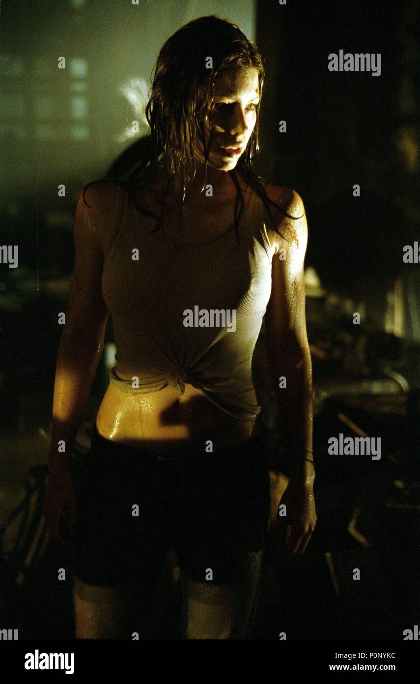 Titre original : Texas Chainsaw Massacre, THE. Titre en anglais : Texas Chainsaw Massacre, THE. Film Réalisateur : Marcus Nispel. Année : 2003. Stars : Jessica Biel. Credit : New Line Cinema / Album Banque D'Images