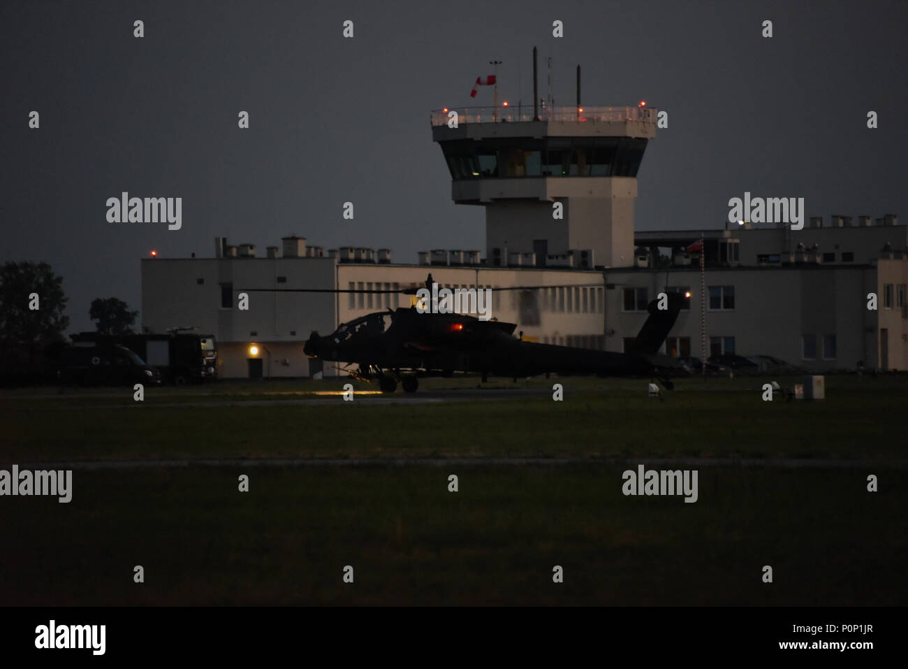 Les hélicoptères Apache AH-64 assigné à la Force Viper 1er Bataillon, 3e Régiment d'aviation, 12e Brigade d'aviation de combat Mener des opérations de nuit à l'aérodrome militaire à Inowroclaw, Pologne pendant la grève 18 Sabre, le 4 juin 2018. Grève de sabre 18 facilite la coopération entre les États-Unis, l'estonien, letton, lituanien, polonais et d'autres pays alliés et les pays partenaires à améliorer la capacité opérationnelle dans une variété de missions. L'exercice prépare les nations participantes et de ses unités pour des opérations futures, tout en renforçant l'alliance de l'OTAN. L'exercice de cette année prévoit 18 000 participants f Banque D'Images