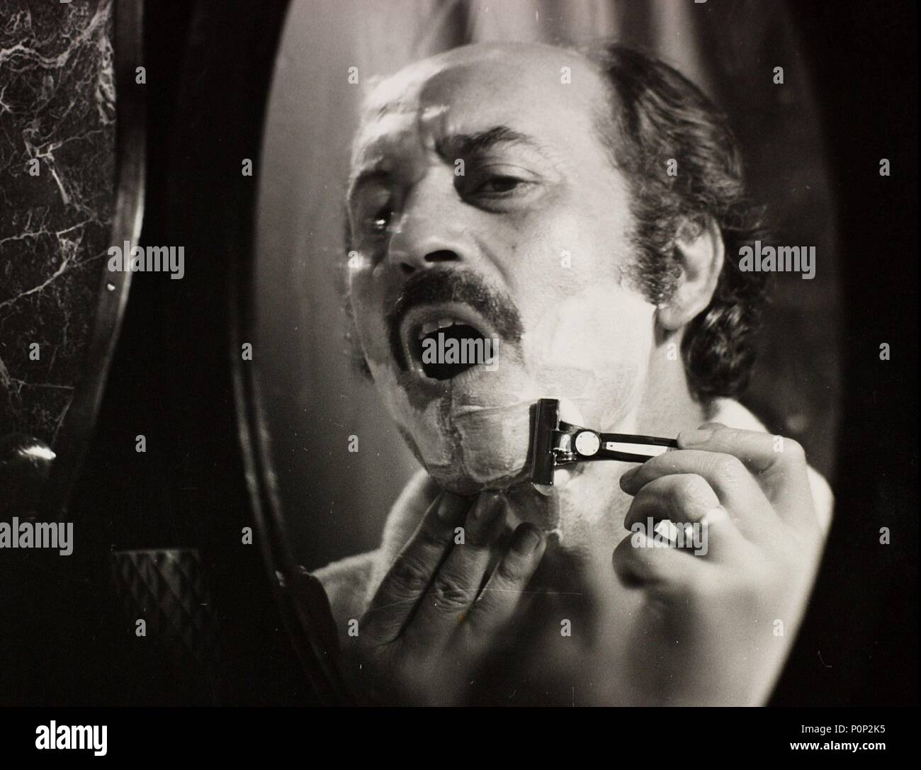 Titre original : NO ES BUENO QUE EL ESTE HOMBRE SOLO. Titre en anglais : NO ES BUENO QUE EL ESTE HOMBRE SOLO. Directeur de film : PEDRO OLEA. Année : 1973. Stars : JOSE LUIS LOPEZ VAZQUEZ. Credit : LOTUS FILMS / Album Banque D'Images