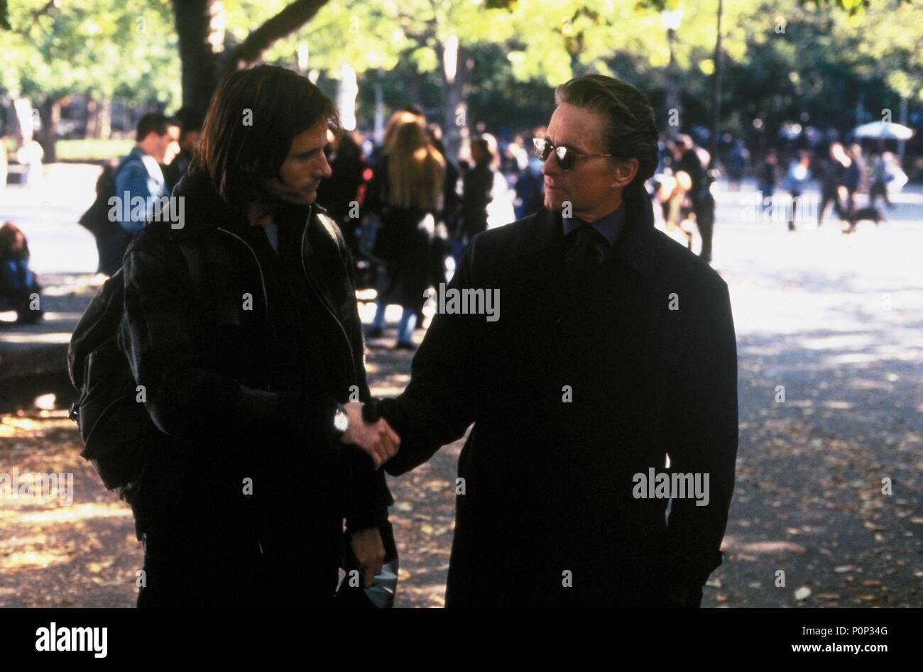 Titre original : UN MEURTRE PARFAIT. Titre en anglais : UN MEURTRE PARFAIT. Film Réalisateur : Andrew Davis. Année : 1998. Stars : MICHAEL DOUGLAS et Viggo Mortensen. Credit : Warner Brothers / SCHWARTZ, Andrew / Album Banque D'Images