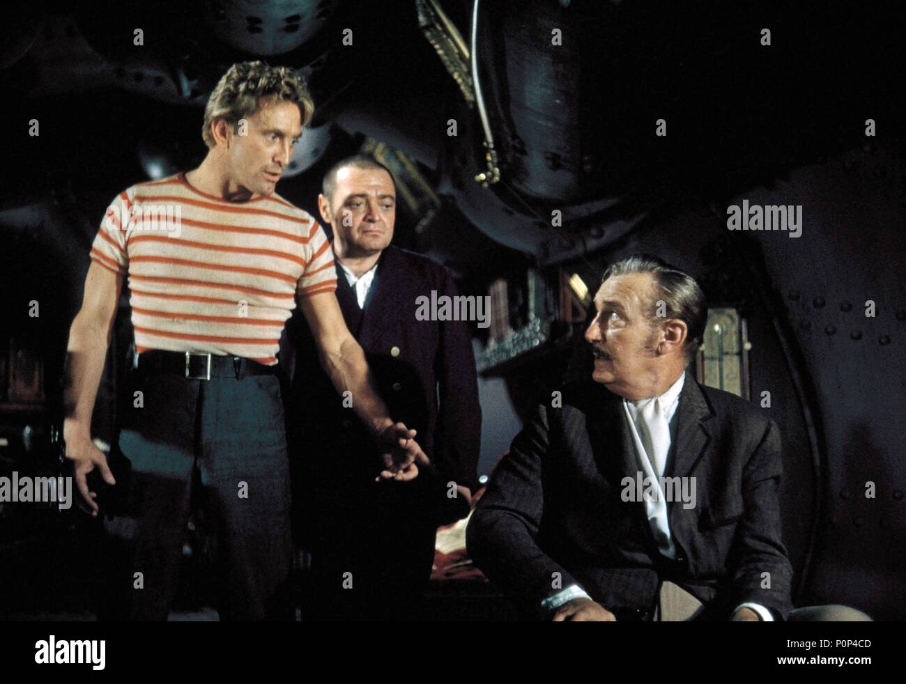 Titre Original 20 000 Lieues Sous La Mer Titre En Anglais 20 000 Lieues Sous La Mer Film Directeur Richard Fleischer Annee 1954 Stars Peter Lorre Kirk Douglas Credit Walt Disney Productions Album Photo Stock Alamy