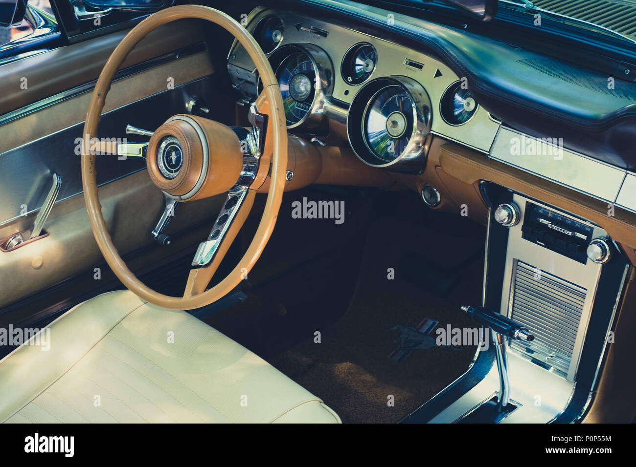 Berlin, Allemagne - 09 juin 2018 : le volant, planche de bord et l'intérieur de Ford Mustang vintage car Oldtimer à pilotage d'activité pour voitures d'époque et Banque D'Images
