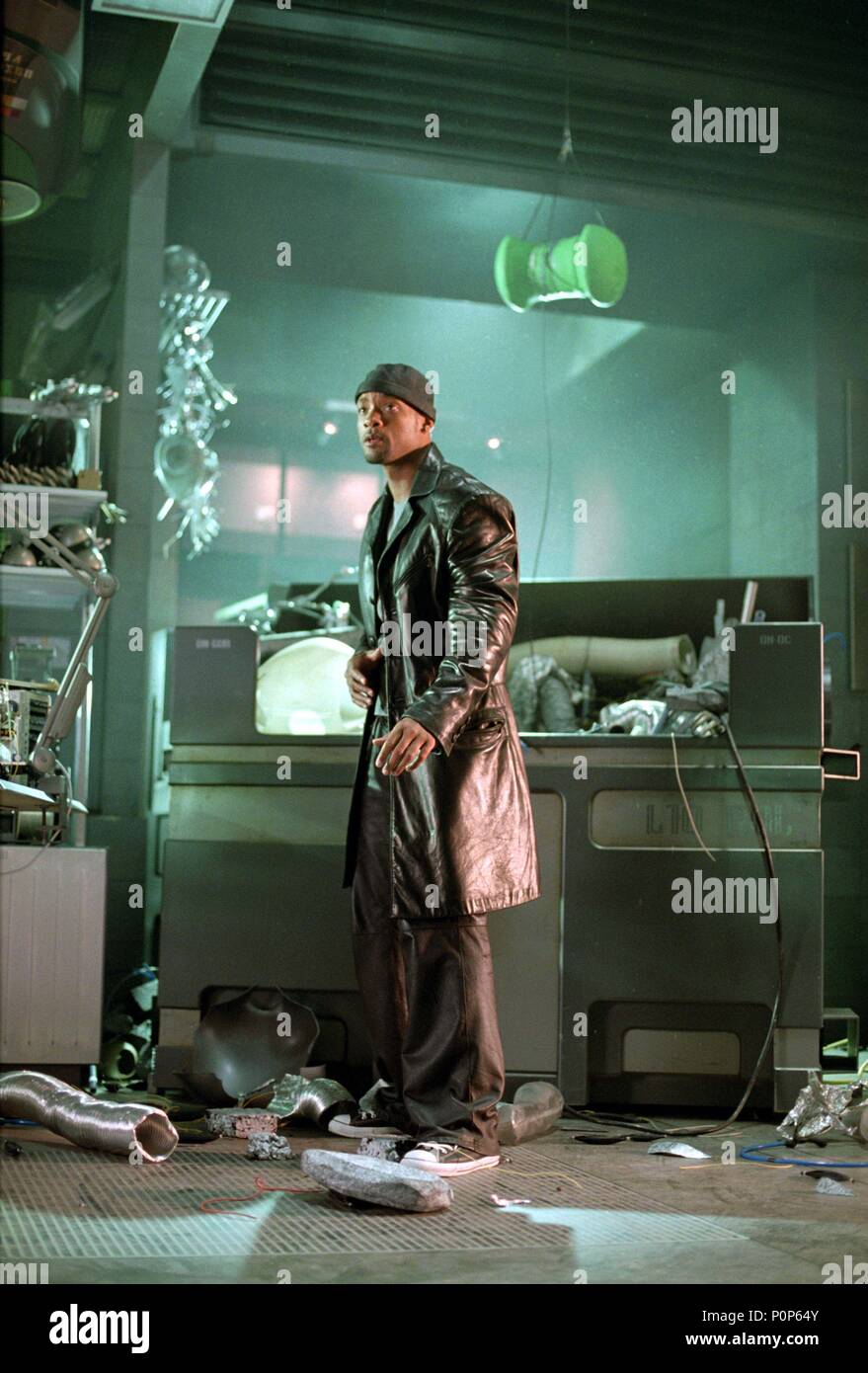 Titre original : I, ROBOT. Titre en anglais : I, ROBOT. Film Réalisateur : ALEX PROYAS. Année : 2004. Stars : Will Smith. Crédit : 20TH CENTURY FOX / GERLITZ, AVA C. / Album Banque D'Images