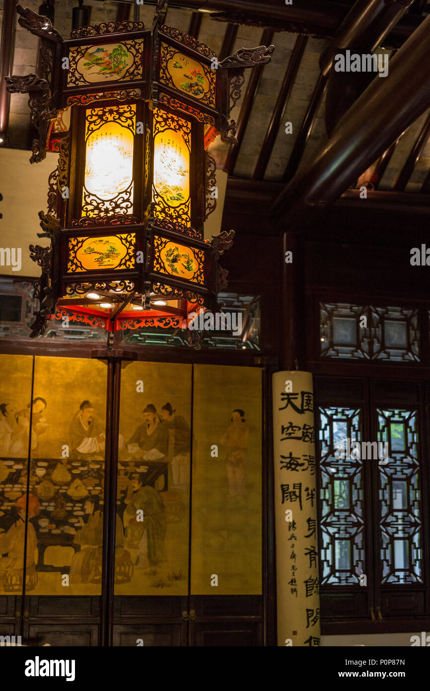 Suzhou, Jiangsu, Chine. Lanterne traditionnelle dans une ancienne maison du riche marchand. Banque D'Images