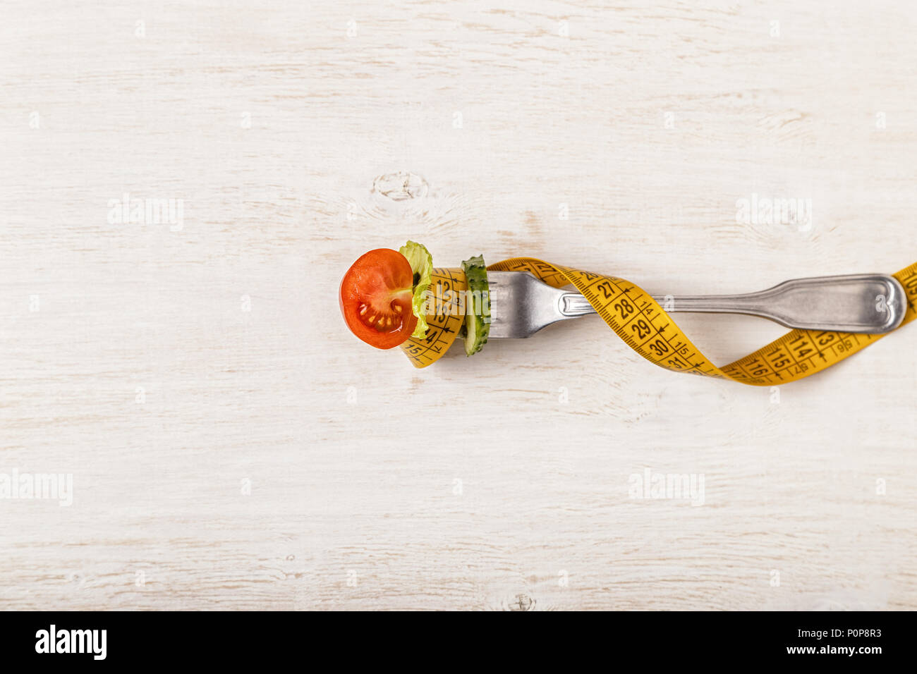 Salade fraîche sur une fourchette, ruban à mesurer, vue d'en haut. Le concept de l'alimentation, l'alimentation saine Banque D'Images