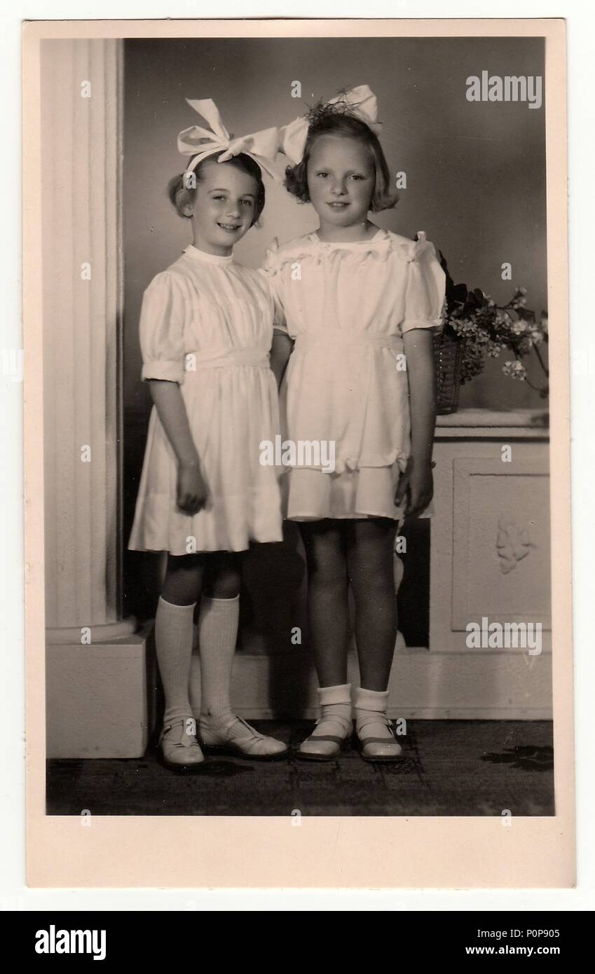 HODONIN, la République tchécoslovaque, vers 1945 : Une vintage photo de la jeunes filles - la première communion, vers 1945. Banque D'Images