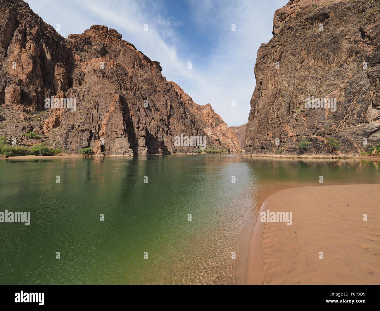 Un placid tronçon de la rivière Colorado, juste au-dessus des rapides de granit dans le Parc National du Grand Canyon, Arizona. Banque D'Images