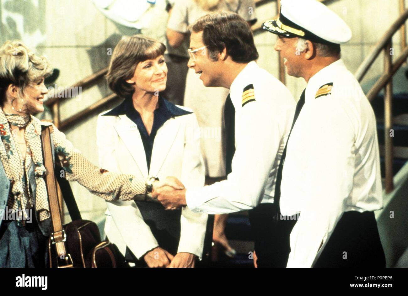 Titre original : LOVE BOAT. Titre en anglais : LOVE BOAT. Année : 1977. Stars : GAVIN MACLEOD ; BERNIE KOPELL ; LAUREN TEWES. Crédit : Aaron Spelling Prod./DOUGLAS S. CRAMER CO. / Album Banque D'Images