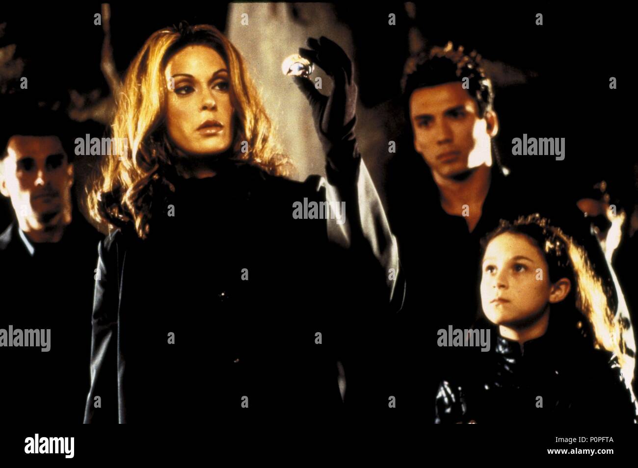 Film Original Titre : SPY KIDS. Titre en anglais : SPY KIDS. Film Réalisateur : ROBERT RODRIGUEZ. Année : 2001. Stars : Teri Hatcher, ALEXA VEGA. Copyright : Editorial l'intérieur uniquement. C'est un document distribué au public. Les droits d'accès uniquement, aucune licence de droit d'auteur prévue. Autorisation obligatoire à l'icône visuelle (www.visual-icon.com) est requise pour la reproduction de cette image. Credit : MIRAMAX / TORRES, RICO / Album Banque D'Images