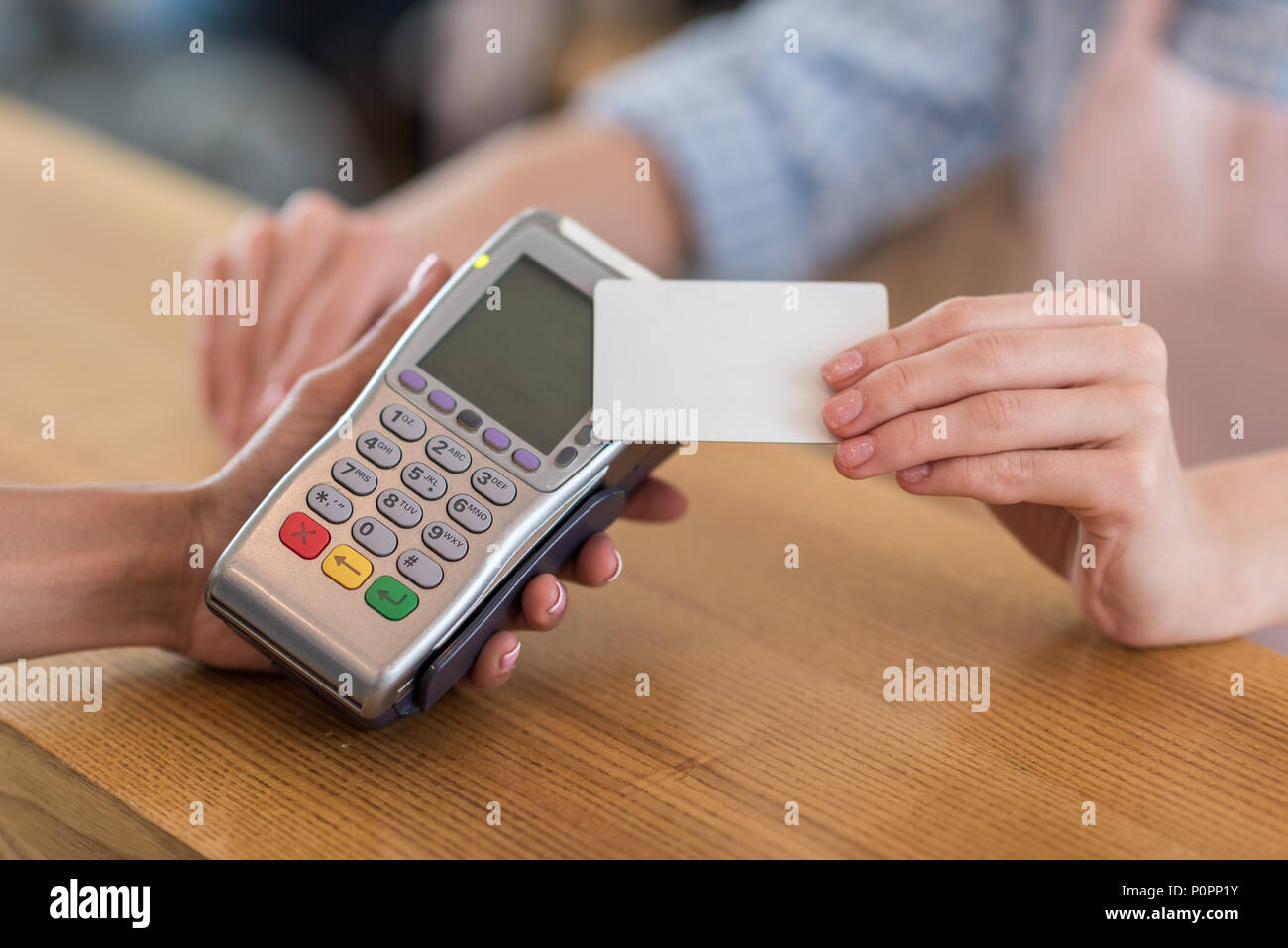 Cropped shot of woman using carte de crédit pour le paiement in cafe Banque D'Images
