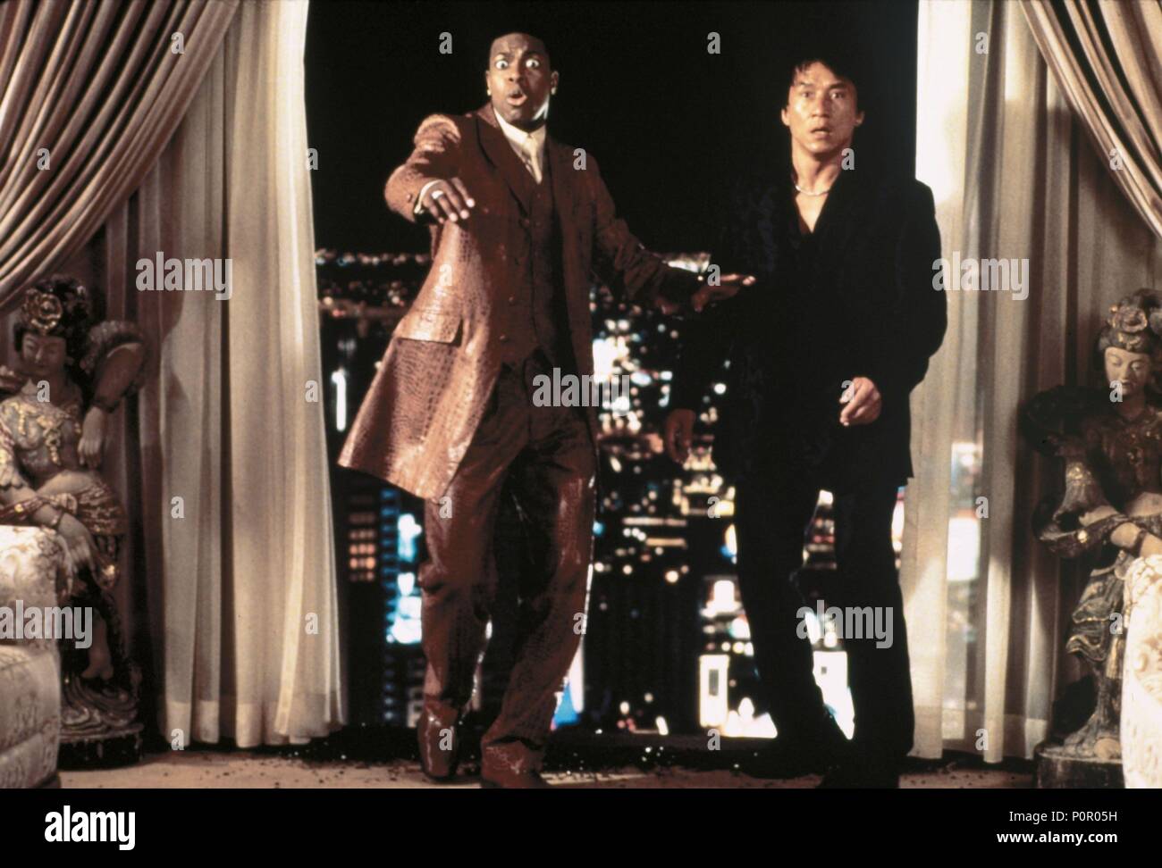 Titre original : Rush Hour 2. Titre en anglais : Rush Hour 2. Film Réalisateur : Brett Ratner. Année : 2001. Stars : Chris Tucker, JACKIE CHAN. Credit : New Line Cinema / VERRE, BEN / Album Banque D'Images