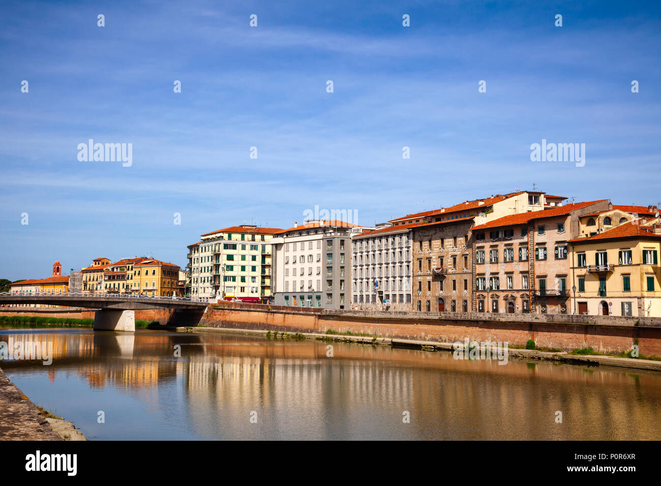 La ville de Pise avec les immeubles du front de mer sur la rivière Arno, Toscane, Italie Banque D'Images