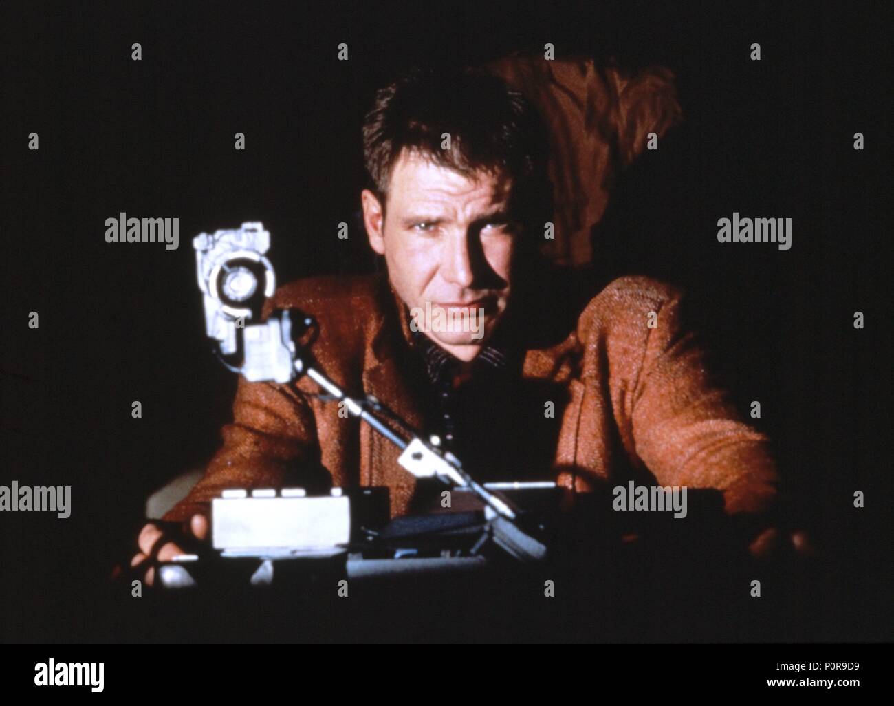 Titre original : Blade Runner. Titre en anglais : Blade Runner. Film Réalisateur : Ridley Scott. Année : 1982. Stars : HARRISON FORD. Credit : Ladd Company/WARNER BROS / Album Banque D'Images
