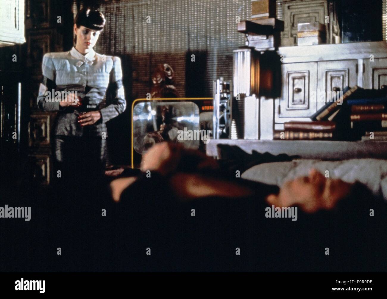 Titre original : Blade Runner. Titre en anglais : Blade Runner. Film Réalisateur : Ridley Scott. Année : 1982. Stars : SEAN YOUNG. Credit : Ladd Company/WARNER BROS / Album Banque D'Images