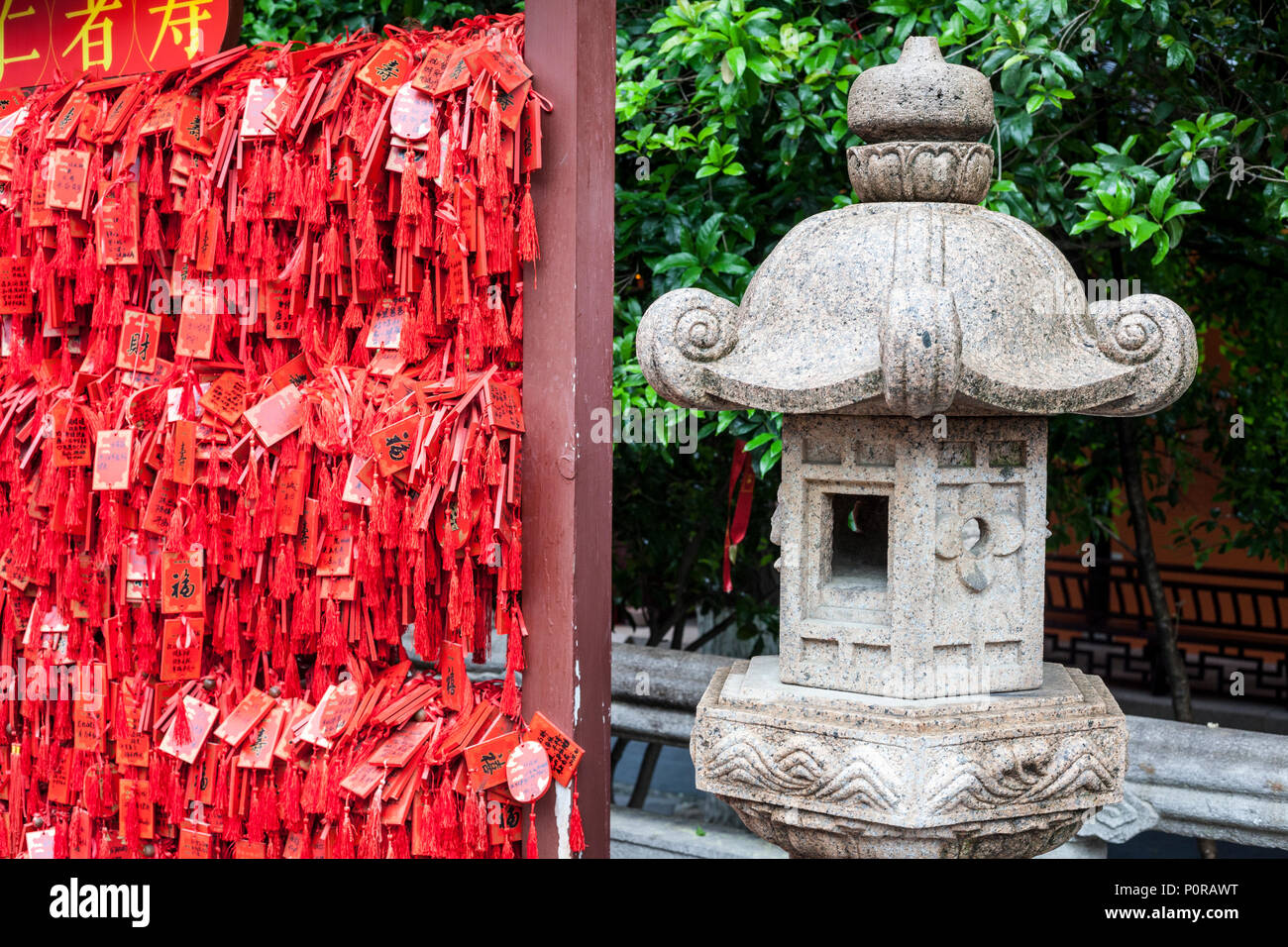 Nanjing, Jiangsu, Chine. Prières pour la bonne chance. Temple de Confucius. Banque D'Images