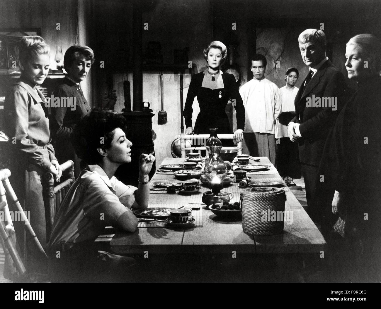 Titre original : 7 femmes. Titre en anglais : 7 femmes. Film Réalisateur : JOHN FORD. Année : 1966. Stars : Anne Bancroft ; EDDIE ALBERT ; SUE LYON ; MILDRED NID ; Margaret Leighton ; BETTY FIELD. Credit : M.G.M / Album Banque D'Images