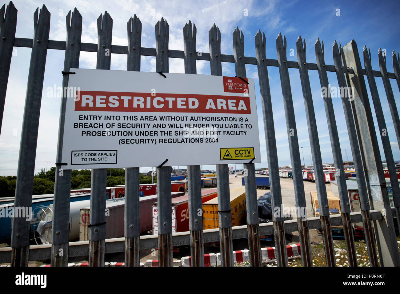 Restricted area sign et de métal avec des barrières de sécurité de marchandises fret garés jusqu'au port de Heysham Lancashire England UK Banque D'Images