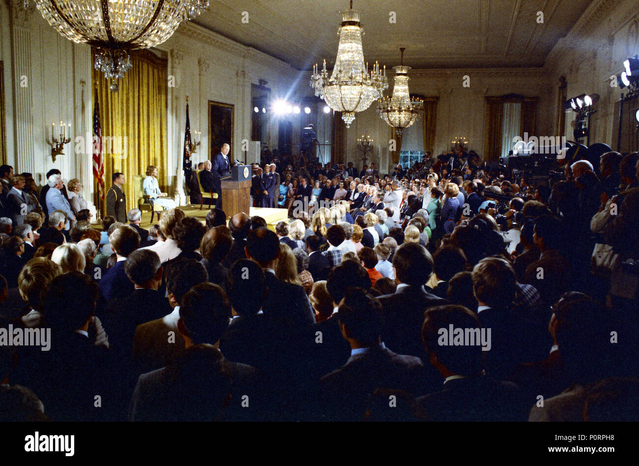 1974, 9 août - East Room - La Maison Blanche - Assermentation de Gerald R. Ford comme le 38e président des États-Unis ; juge en chef de la Cour suprême des États-Unis (Burger) Banque D'Images