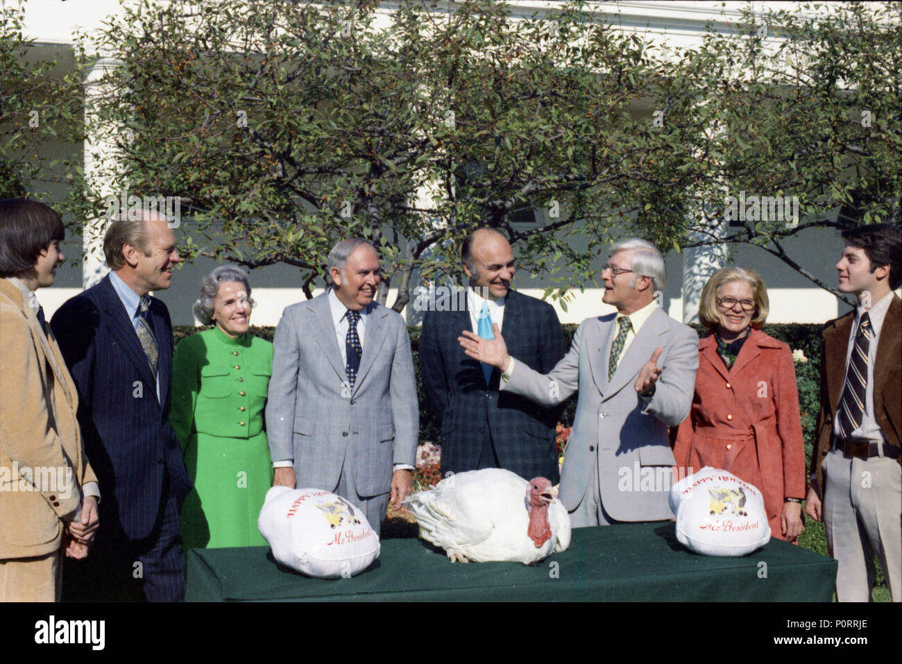 1974, 11 Novembre - Jardin des Roses - La Maison Blanche - Gerald R. Ford, Peter Stewart, Milton Curry Jr. ; Sam Wyly, Mme Leland Fikes, Mme Calvin Ellis - debout, de parler, de poser près de table ; vivre et de dindes congelées sur table - Présentation de l'action de grâces 1974 Proclamation - Président, Thanks-Giving Square Foundation ; le Président, Mgr College ; Président, Wyly Corp. ; Sponsors de Thanks-Giving Square Foundation Banque D'Images