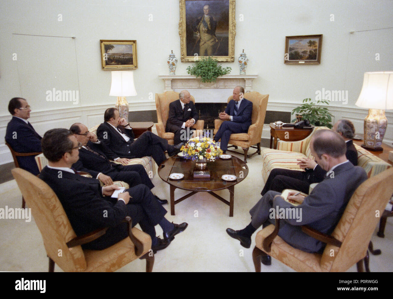 1975, 16 juin - Le Bureau ovale - La Maison Blanche - Gerald R. Ford, Walter Scheel, Hans Dietrich-Genscher, Scowcroft, Autres - assis, parlant près de cheminée - Président, république fédérale d'Allemagne Banque D'Images