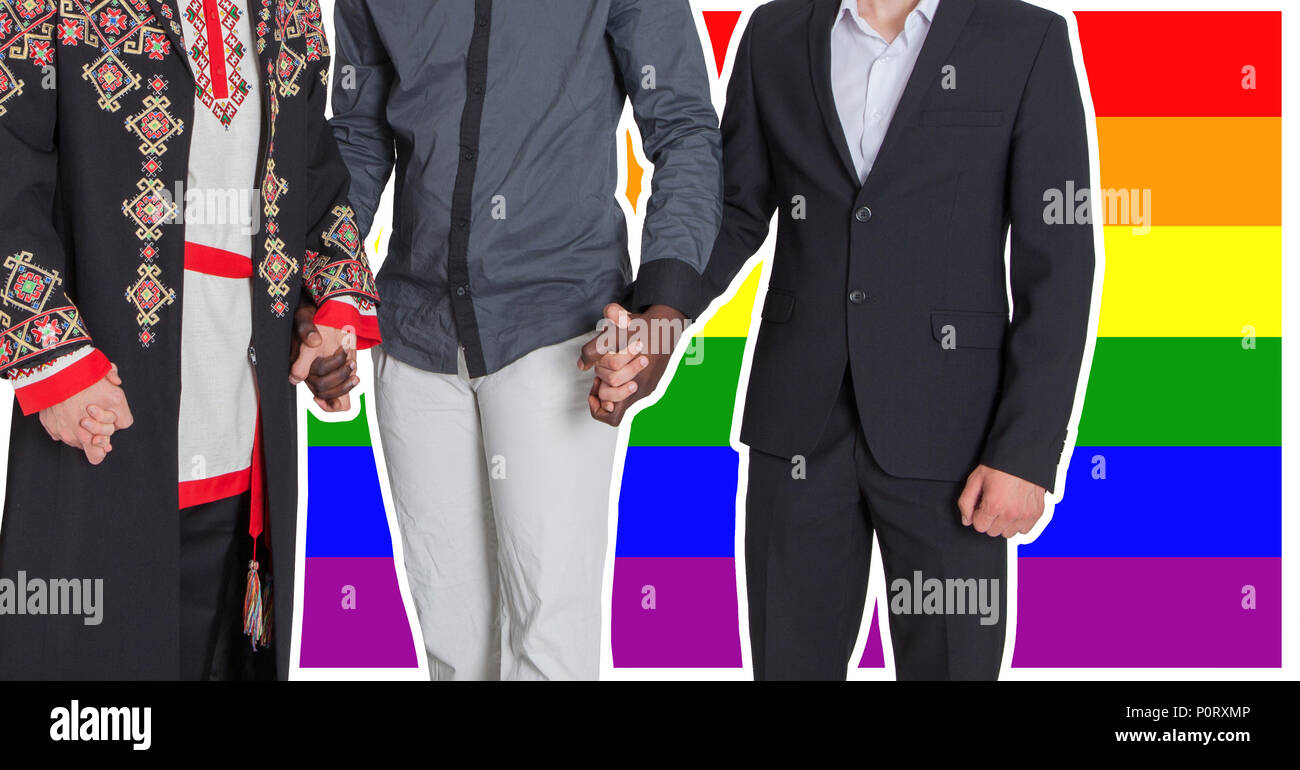 Les hommes de différentes nationalités nous tenir la main dans le contexte de la communauté LGBT drapeau. Le concept de la liberté et des droits de l'homme Banque D'Images