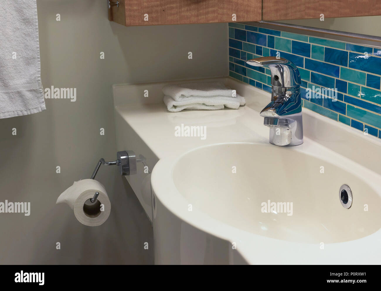 Salle de bains avec cabine de douche, toilettes sur un bateau de croisière  Photo Stock - Alamy