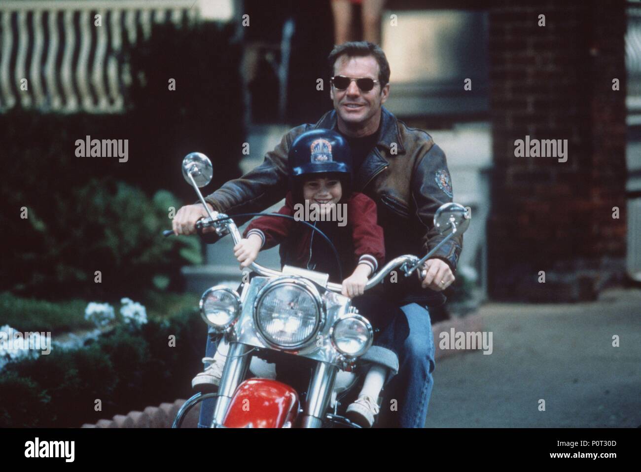 Titre original : FRÉQUENCE. Titre en anglais : FRÉQUENCE. Directeur : GREGORY HOBLIT Film. Année : 2000. Stars : Dennis Quaid ; DANIEL HENSON. Credit : New Line Cinema / Album Banque D'Images