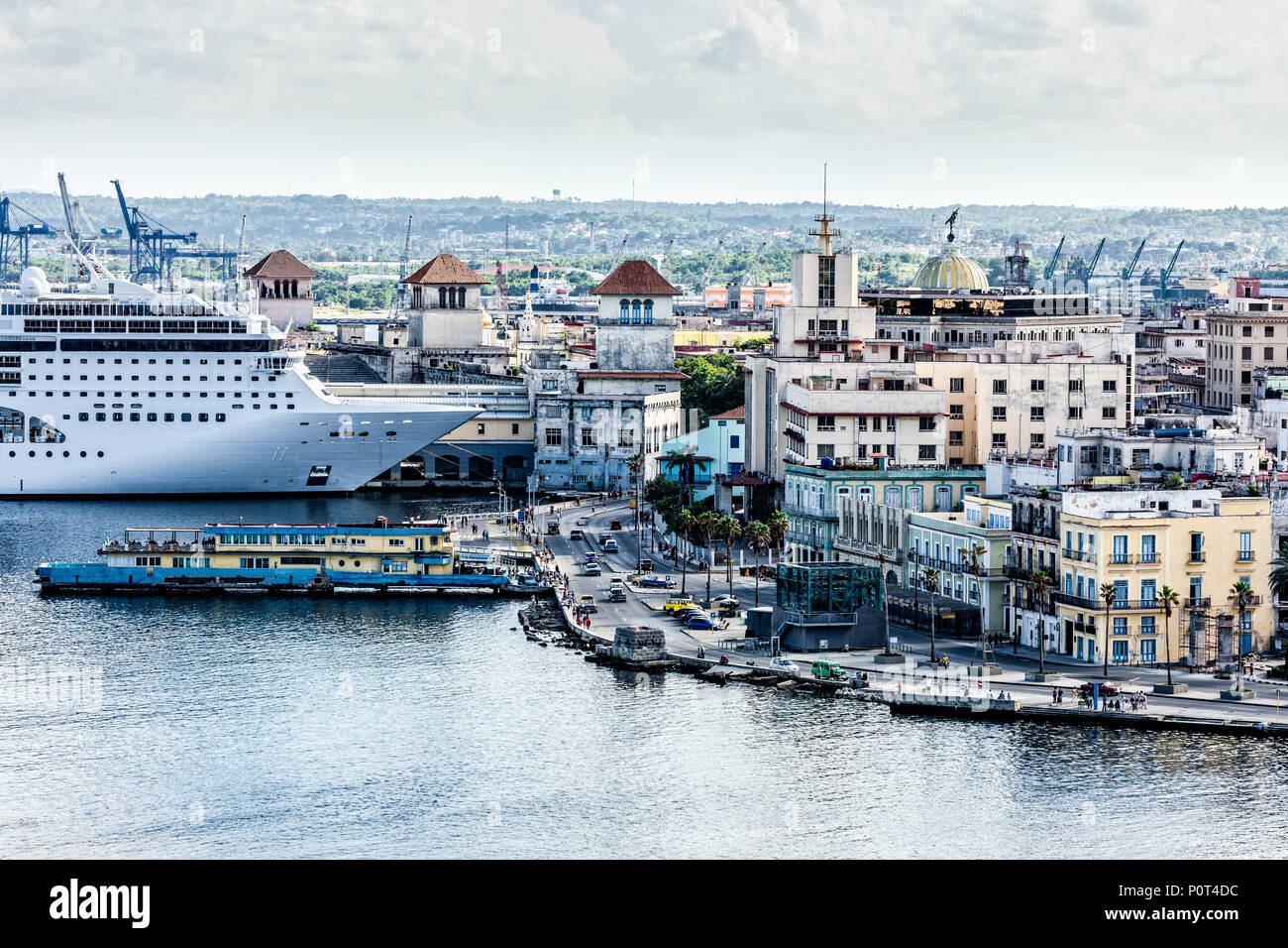 Panorama de la ville et grand bateau de croisière amarré au port de la vieille Havane, Cuba Banque D'Images