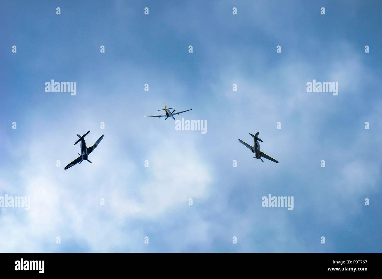 Vol du patrimoine du F4U-4, P-40 Warhawk et le P-51 Mustang volée pendant la garde nationale de Caroline du Sud et la masse de l'air Expo à McEntire Joint National Guard Base, Caroline du Sud, le 5 mai 2017. Cette expo est une démonstration des capacités de la Garde nationale de Caroline du Sud, aviateurs et soldats en disant merci pour le soutien des collègues sud Carolinians et la communauté environnante. Banque D'Images