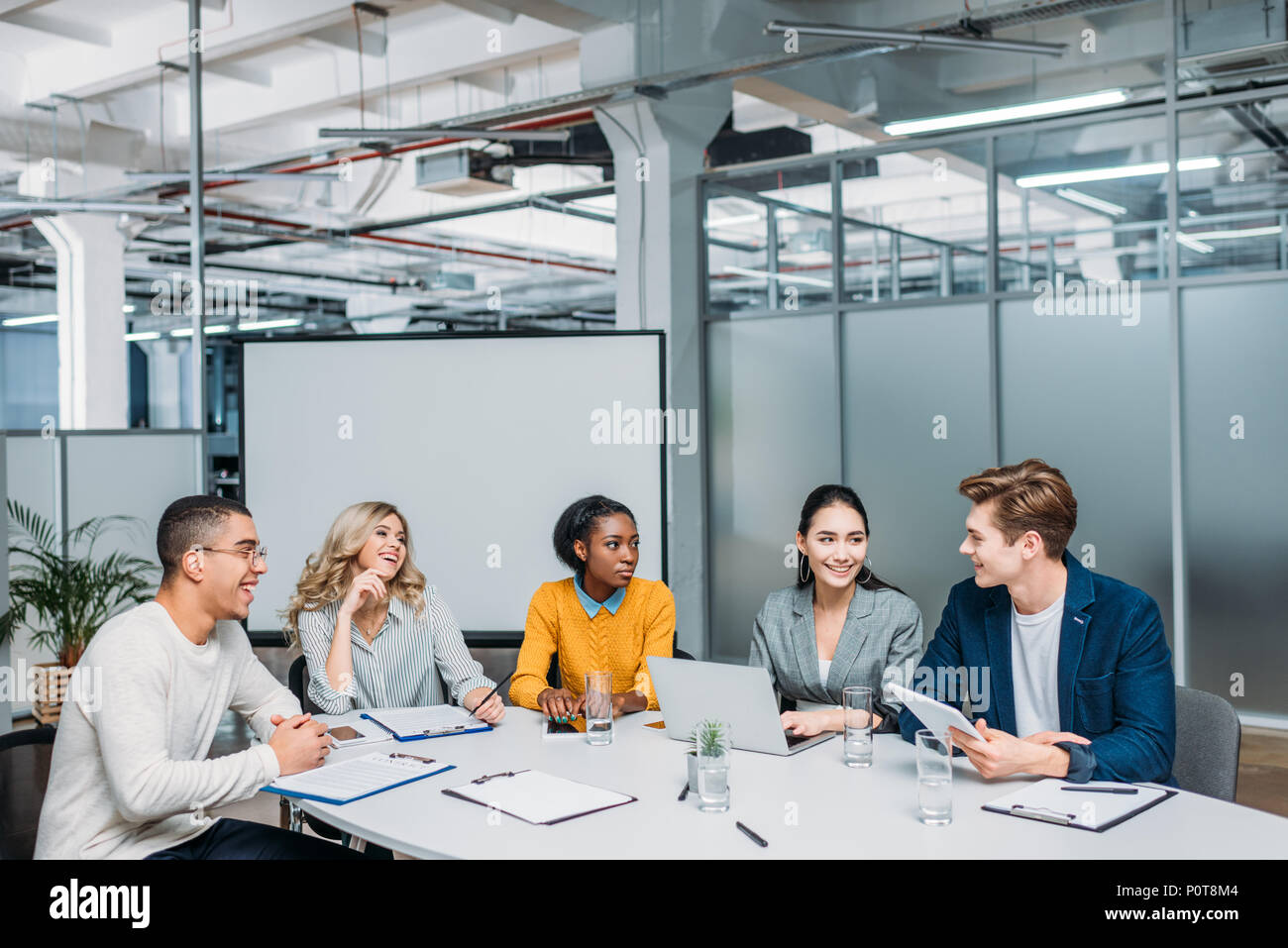 Groupe multiethnique de partenaires d'affaires avoir conversation de bureau moderne Banque D'Images