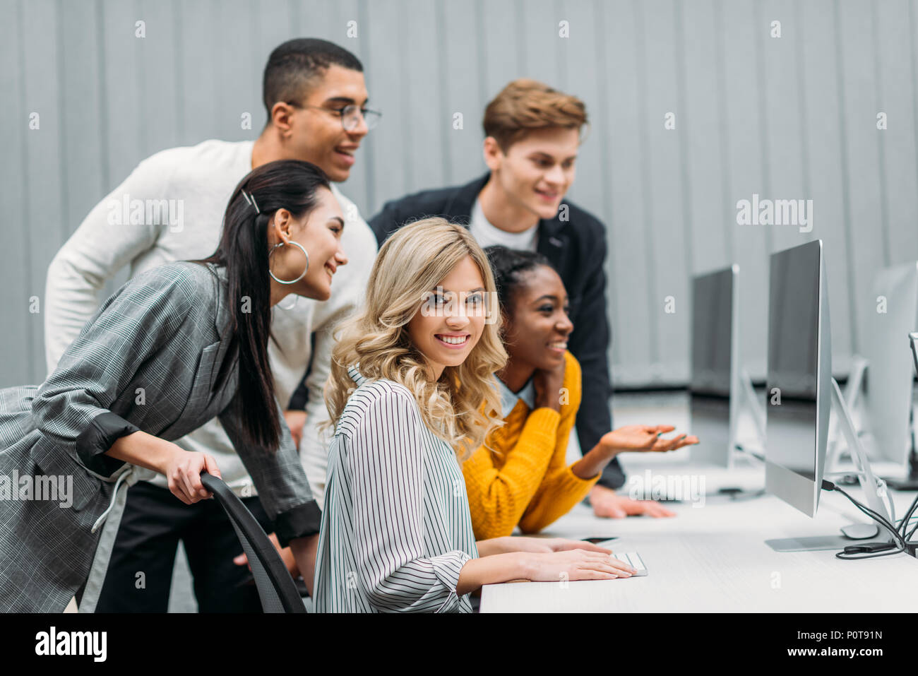 Les gestionnaires multiethnique à l'ordinateur à l'ensemble dans un bureau moderne Banque D'Images