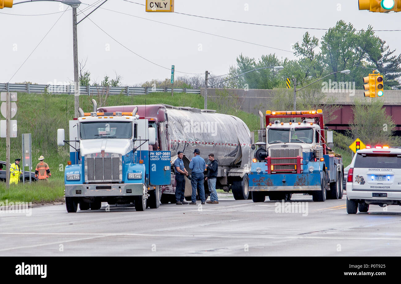 18 mai 2018 MI Stevensville USA;les gens se tiennent près de une dépanneuse et un camion très brisé lors d'un accident Banque D'Images