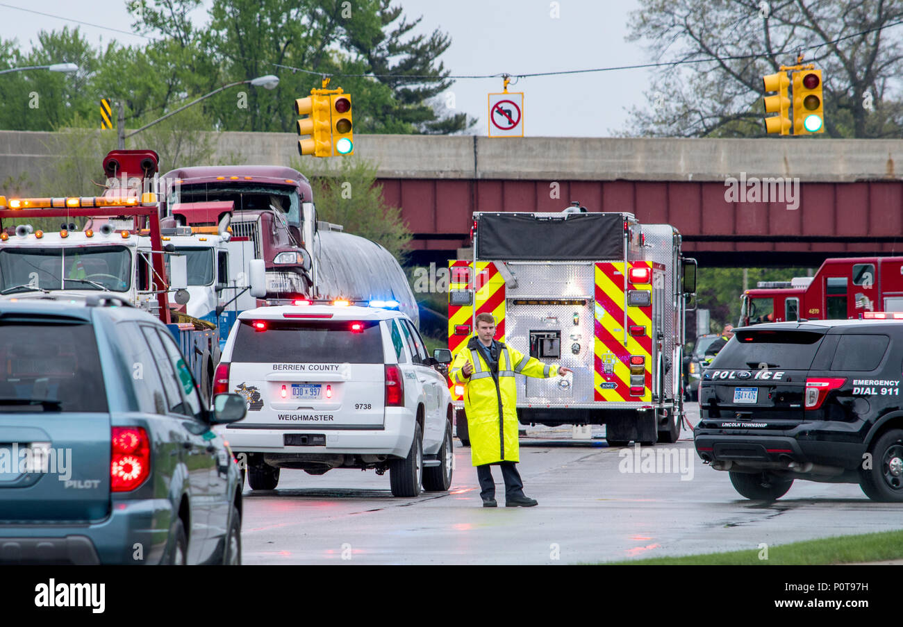 18 mai 2018 MI Stevensville USA ; un agent de police de vêtements de pluie dirige le trafic à la scène d'un accident grave Banque D'Images