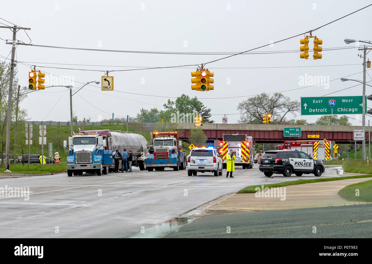 18 mai 2018 MI Stevensville USA ; un mauvais accident montre première res-réfléchit, police, ambulance et camion de remorquage. Les travailleurs important lorsque vous avez besoin d'aide Banque D'Images