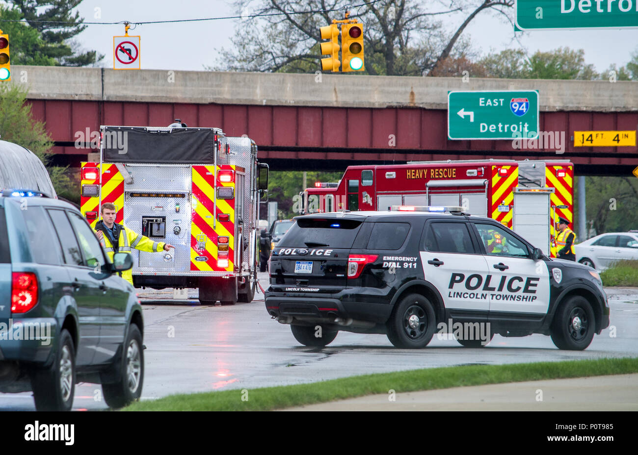 18 mai 2018 MI Stevensville USA ; un homme de police dirige le trafic à la scène d'un accident grave sur l'autoroute Banque D'Images
