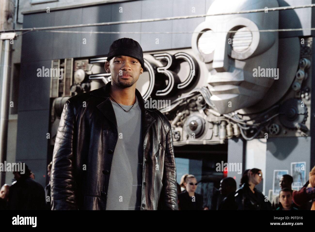 Titre original : I, ROBOT. Titre en anglais : I, ROBOT. Film Réalisateur : ALEX PROYAS. Année : 2004. Stars : Will Smith. Crédit : 20TH CENTURY FOX / GERLITZ, AVA C. / Album Banque D'Images