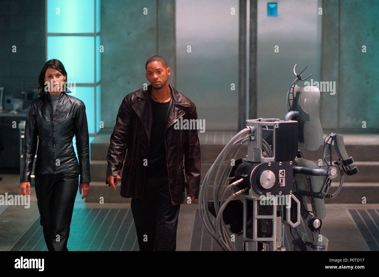 Titre original : I, ROBOT. Titre en anglais : I, ROBOT. Film Réalisateur : ALEX PROYAS. Année : 2004. Stars : WILL SMITH, Bridget Moynahan. Crédit : 20TH CENTURY FOX / GERLITZ, AVA C. / Album Banque D'Images