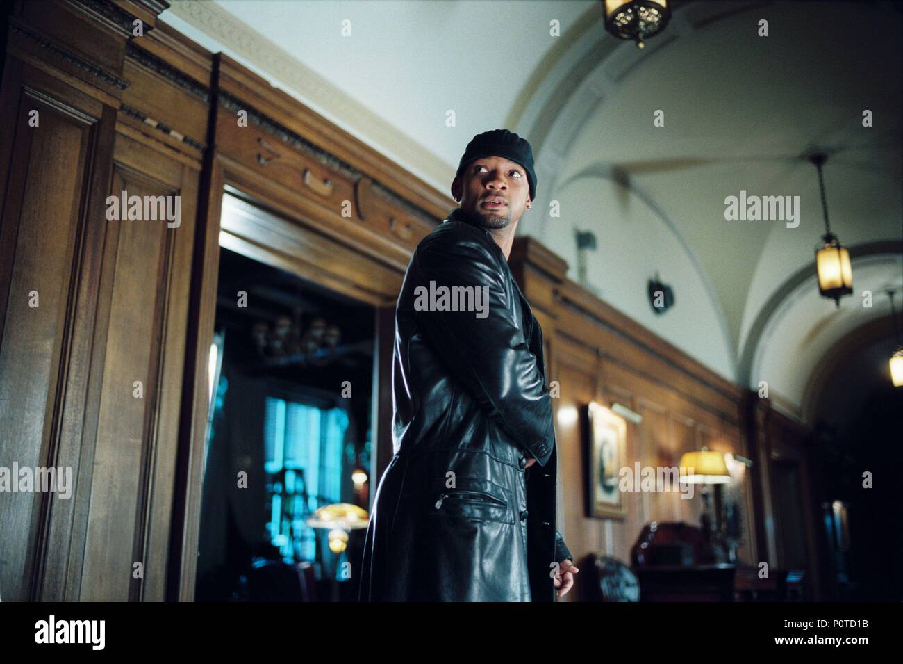 Titre original : I, ROBOT. Titre en anglais : I, ROBOT. Film Réalisateur : ALEX PROYAS. Année : 2004. Stars : Will Smith. Crédit : 20TH CENTURY FOX / GERLITZ, AVA C. / Album Banque D'Images