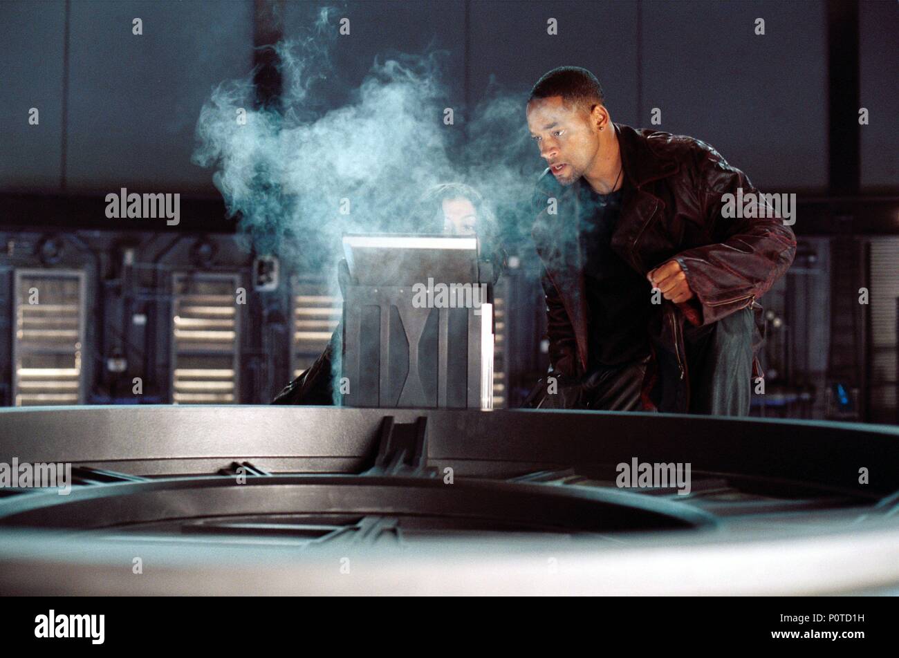 Titre original : I, ROBOT. Titre en anglais : I, ROBOT. Film Réalisateur : ALEX PROYAS. Année : 2004. Stars : Will Smith. Crédit : 20TH CENTURY FOX / GERLITZ, AVA C. / Album Banque D'Images