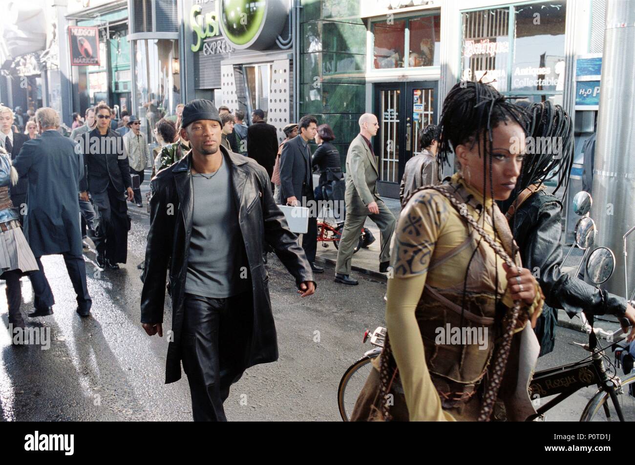 Titre original : I, ROBOT. Titre en anglais : I, ROBOT. Film Réalisateur : ALEX PROYAS. Année : 2004. Stars : Will Smith. Crédit : 20TH CENTURY FOX / GERLITZ, AVA C. / Album Banque D'Images