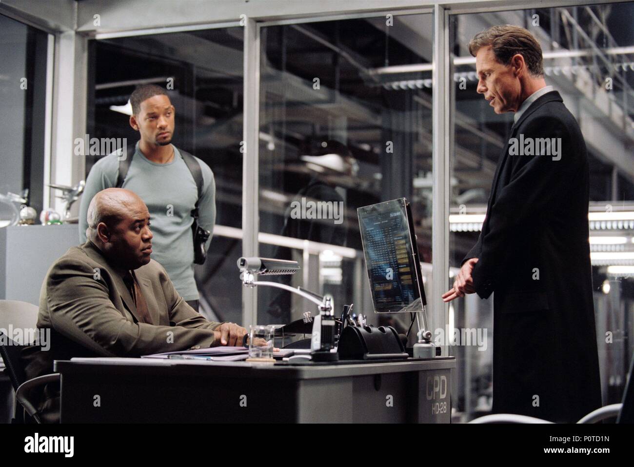 Titre original : I, ROBOT. Titre en anglais : I, ROBOT. Film Réalisateur : ALEX PROYAS. Année : 2004. Stars : Will Smith ; BRUCE GREENWOOD ; CHI MCBRIDE. Crédit : 20TH CENTURY FOX / GERLITZ, AVA C. / Album Banque D'Images