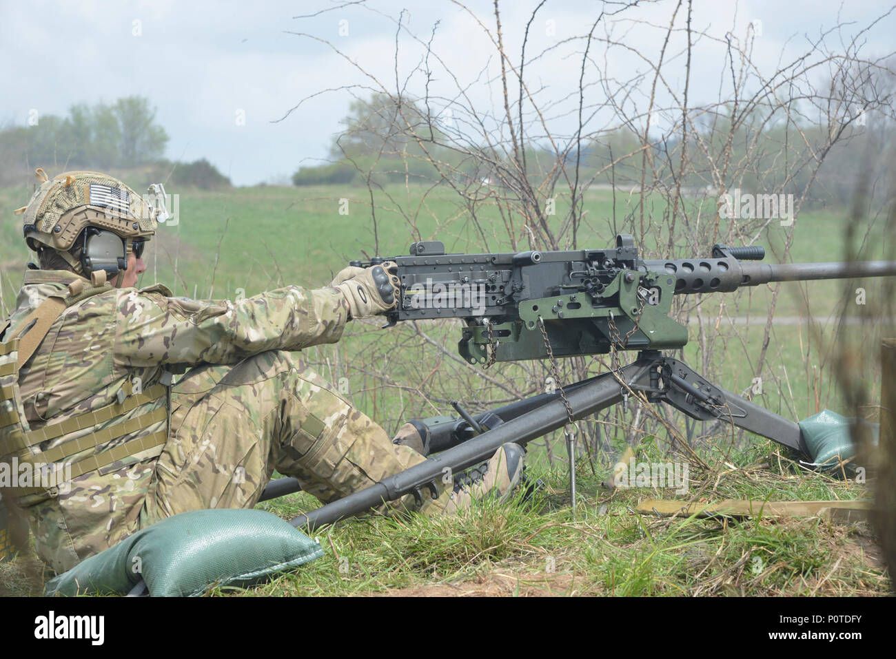 Des soldats américains affectés à 1-10ème groupe des forces spéciales de calibre .50 tir mitrailleuse et lance-grenade MK19 sur l'aire 35, zone d'entraînement militaire de Baumholder, Baumholder, Allemagne 04 mai 2017. ( U.S. Army Banque D'Images