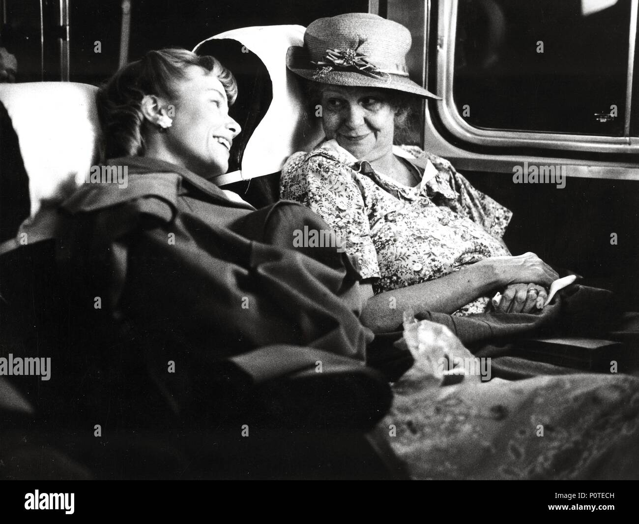 Film Original Titre : LE VOYAGE À ABONDANCE. Titre en anglais : LE VOYAGE À ABONDANCE. Directeur de film : PETER MASTERSON. Année : 1985. Stars : REBECCA DE MORNAY, GERALDINE PAGE. Credit : ISLAND PHOTOS / Album Banque D'Images